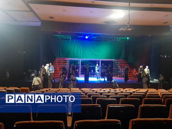 دانش‌آموزان سازمان‌دانش‌آموزی به تماشای تئاتر مثنوی سرخ نشستند