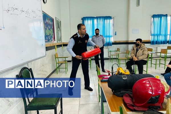  آماده‌سازی مانور زلزله با آموزش آتش‌نشان‌ها در مدرسه نمونه‌دولتی شهید مطهری رباط‌کریم
