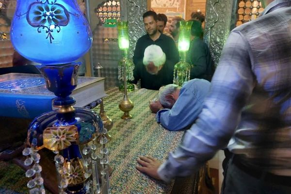 مراسم غبارروبی ضریح مطهر سلطانعلی ابن امام محمد باقر(ع) در کربلای ایران 