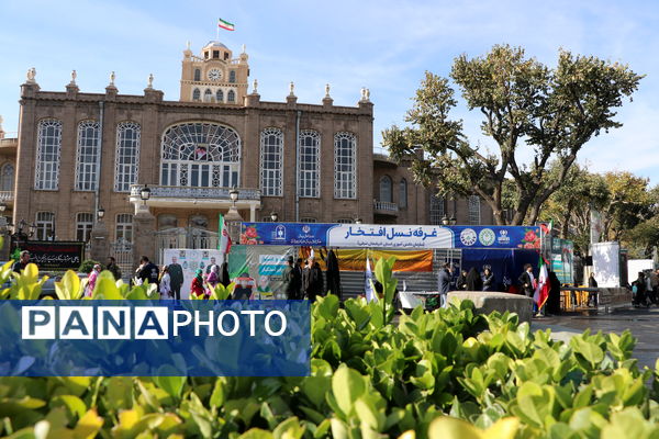 غرفه نسل افتخار سازمان دانش‌آموزی استان آذربایجان شرقی در راهپیمایی ۱۳‌ آبان