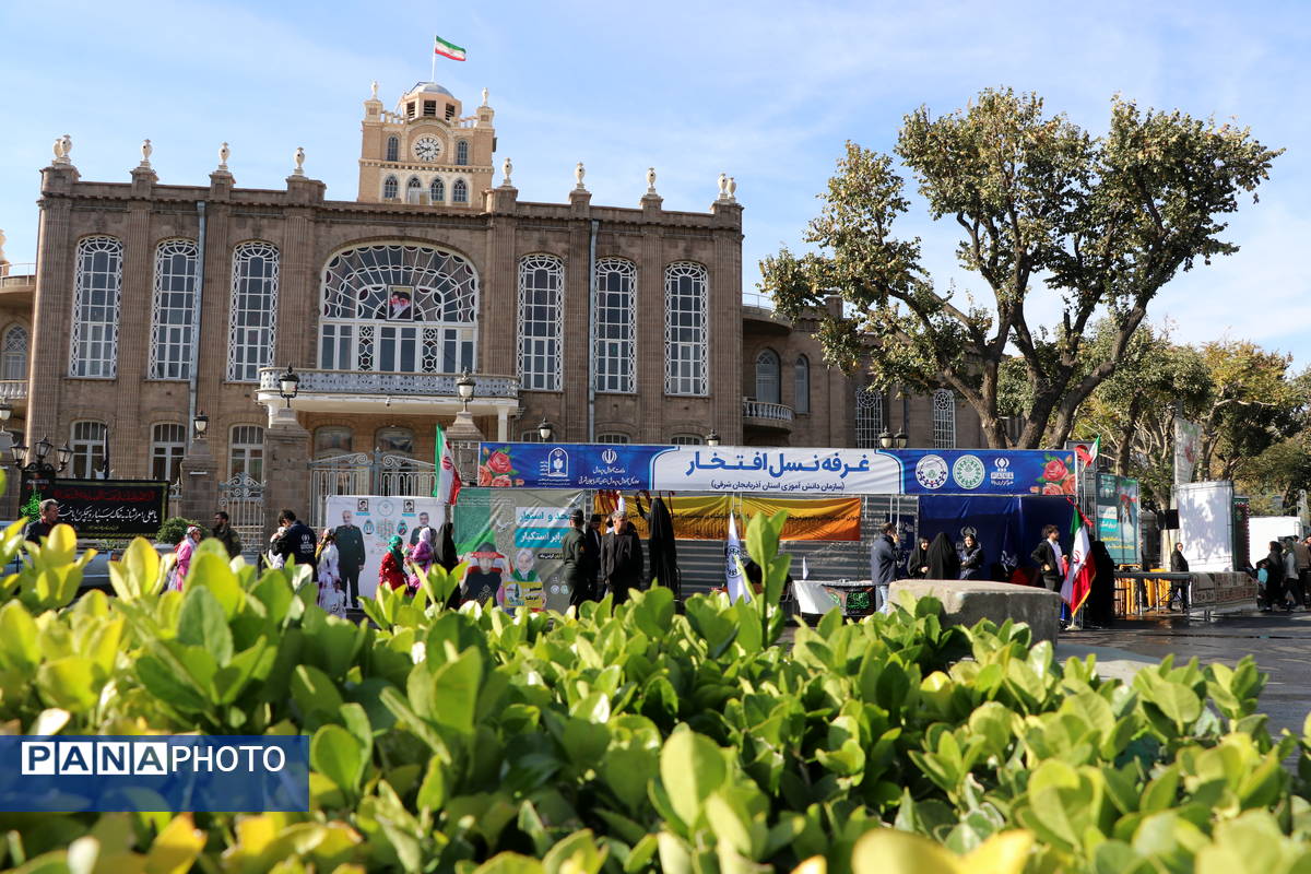 غرفه نسل افتخار سازمان دانش‌آموزی استان آذربایجان شرقی در راهپیمایی ۱۳‌ آبان
