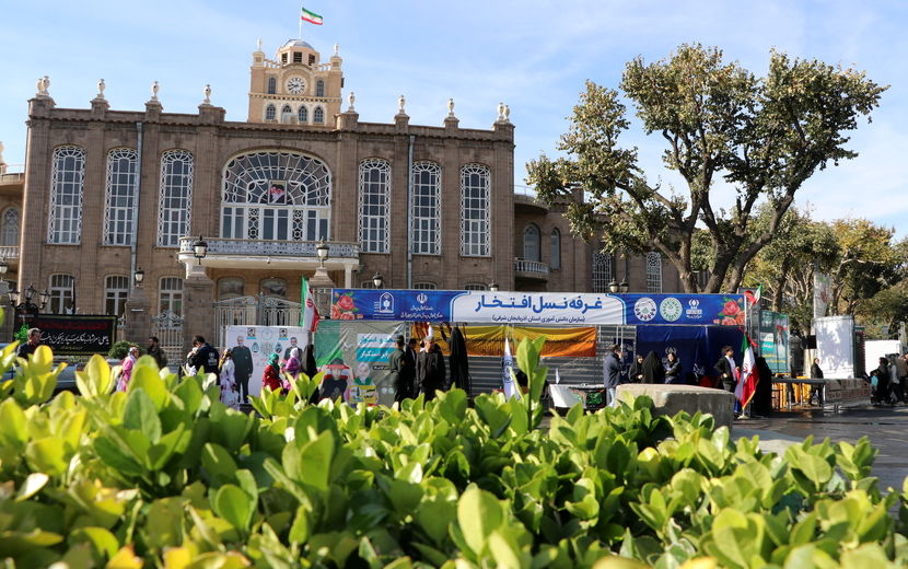 غرفه نسل افتخار سازمان دانش‌آموزی استان آذربایجان شرقی در راهپیمایی ۱۳‌ آبان