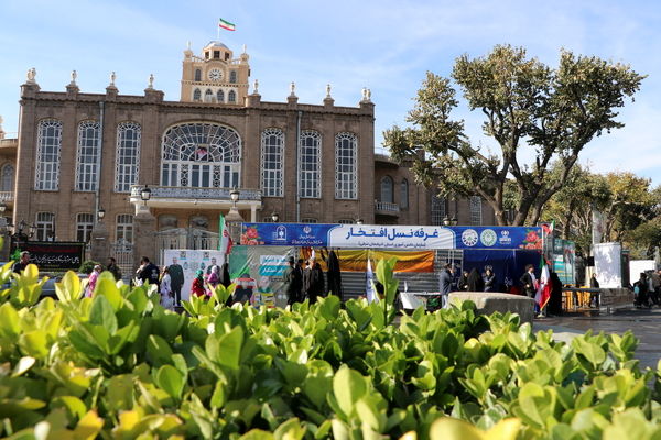 غرفه نسل افتخار سازمان دانش‌آموزی استان آذربایجان شرقی در راهپیمایی ۱۳‌ آبان