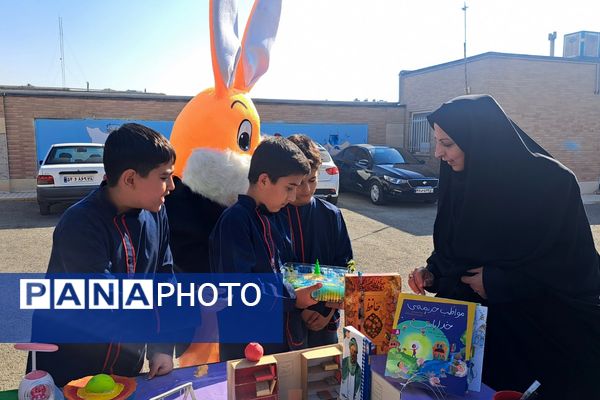  برپایی نمایشگاه  آثار دانش‌آموزان در مدرسه غیاث‌الدین جمشید کاشانی ملارد 