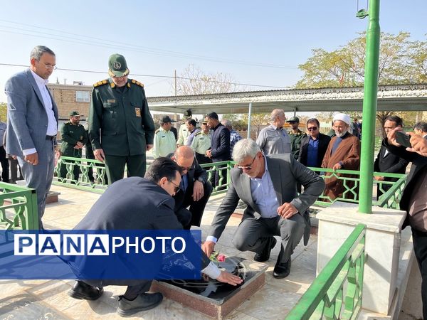 بازدید و غبار روبی مسئولین از مزار شهدای روستای دهنو خلیل آباد 
