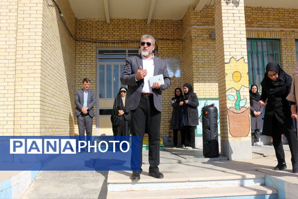 بازدید مدیر اداره آموزش و پرورش، از دبیرستان حضرت خدیجه(س)شهرستان فیروزکوه