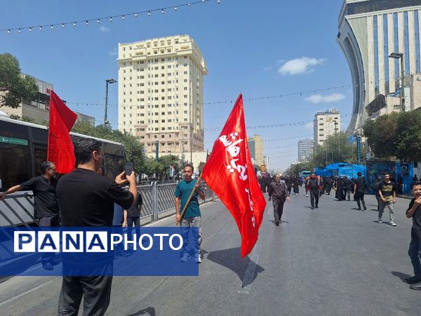 قدم‌هایی تا بهشت؛ جاماندگان اربعین در مشهد رهسپار حرم مطهر رضوی شدند