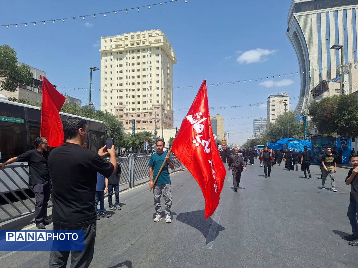 قدم‌هایی تا بهشت؛ جاماندگان اربعین در مشهد رهسپار حرم مطهر رضوی شدند