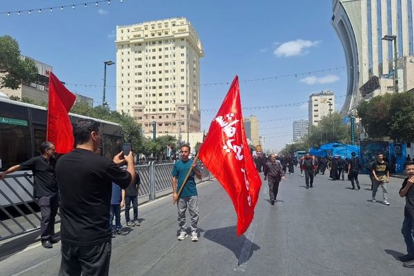 قدم‌هایی تا بهشت؛ جاماندگان اربعین در مشهد رهسپار حرم مطهر رضوی شدند
