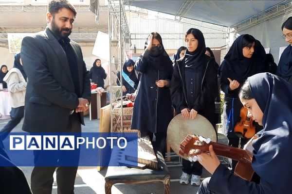 اولین نمایشگاه ماها در دبیرستان فرزانگان ۲ دوره دوم ناحیه ۷ مشهد