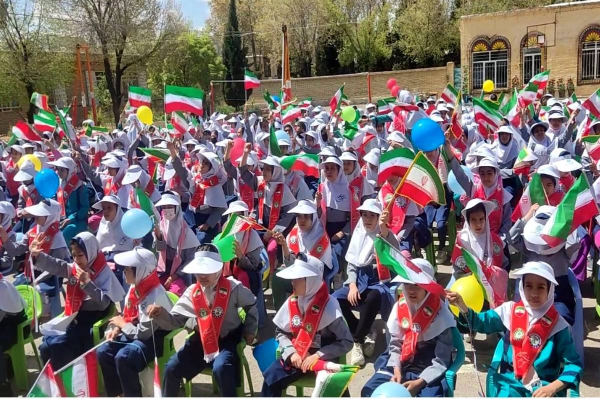 جشن شادی دانش‌آموزان آباده از پیروزی بزرگ در عملیات وعده صادق/ فیلم