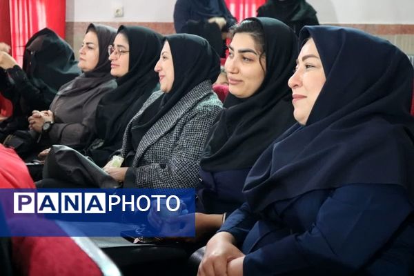 آیین تجلیل از معاونان آموزشی و اجرایی مقطع ابتدایی ناحیه یک بهارستان