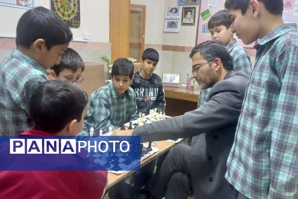 آمادگی دانش‌آموزان برتر شطرنج دبستان شیخ جنید (ره) برای رقابت‌های شهرستانی