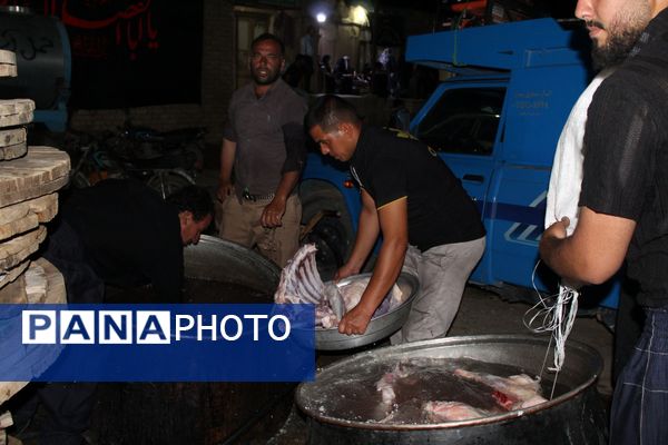 آماده‌سازی هلیم عاشورا در روستای اسحاق آباد نیشابور 