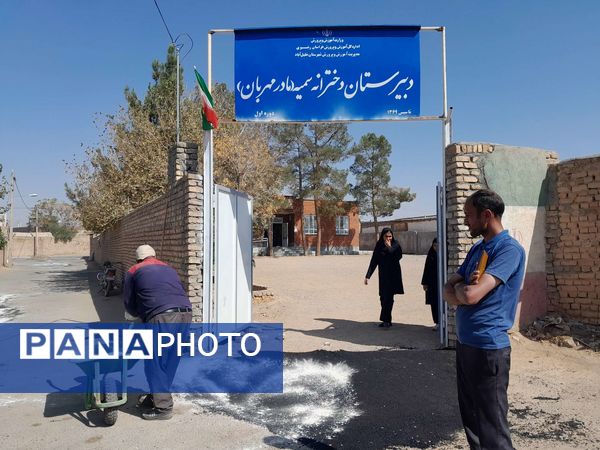 فرآیند چاله‌گیری کوچه دبیرستان مادر مهربان نقاب شهرستان خلیل آباد