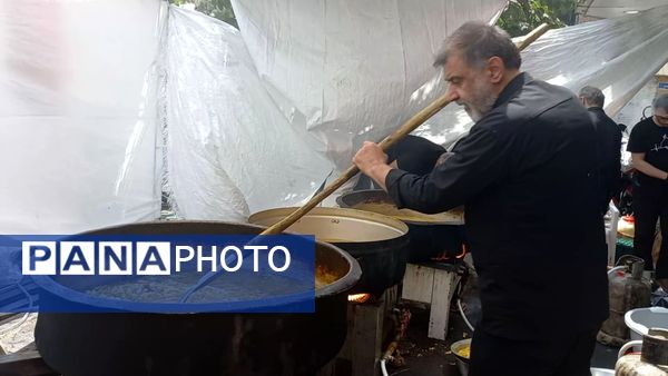 جاماندگان اربعین در خیابان ۱۷ شهریور هم‌قدم با زائران کربلا
