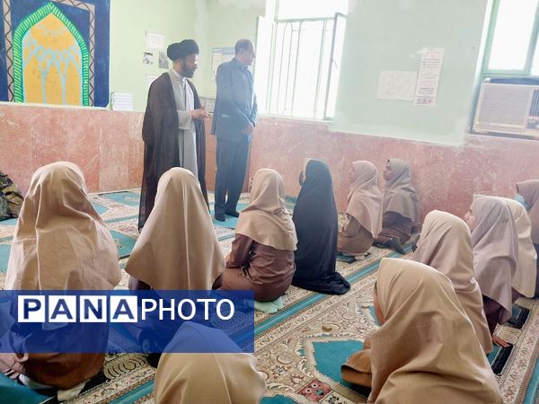 نماز جماعت در آموزشگاه شکوه زاویه فین