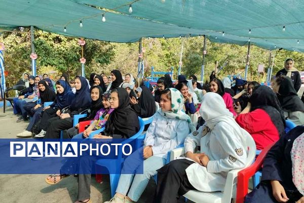 اردوی مادر دختری دانش‌آموزان ناحیه یک مشهد به‌مناسبت روز خانواده