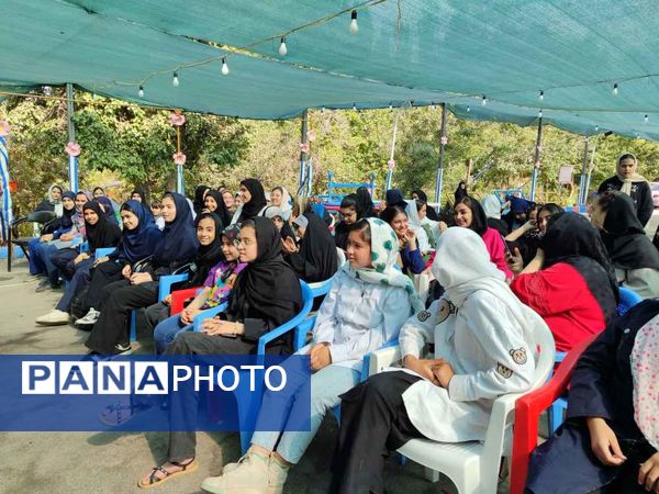 اردوی مادر دختری دانش‌آموزان ناحیه یک مشهد به‌مناسبت روز خانواده