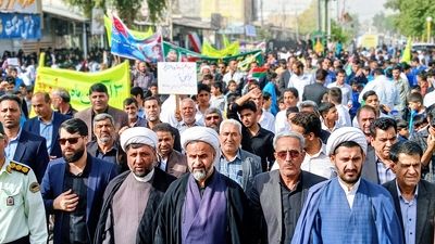 طنین گام‌های استوار دانش‌آموزان شهرستان عنبرآباد در ۱۳ آبان