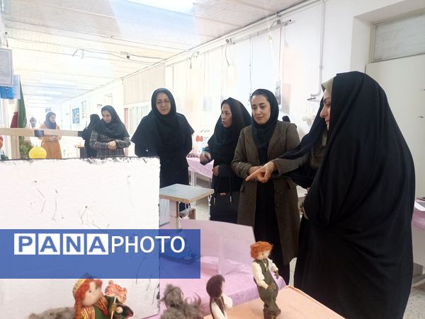 بازدید از نمایشگاه دست سازه هنرستان فنی و حرفه ای دخترانه فلسطین 