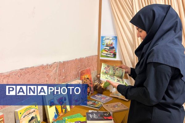 وقتی کتاب‌ها در مدرسه صف می‌کشند؛ استقبال پرشور دانش‌آموزان از نمایشگاه کتاب