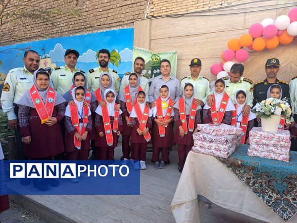 تجلیل از پدران ارتشی در دبستان دخترانه الزهرا به‌مناسبت هفته نیروی انتظامی