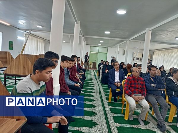 جلسه انجمن اولیا و مربیان تخصصی پایه های دهم دبیرستان نمونه آیت الله خامنه ای برگزار شد