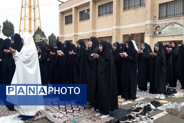  نماز باران در مدرسه جنت با حضور جمعی دانش‌آموزان
