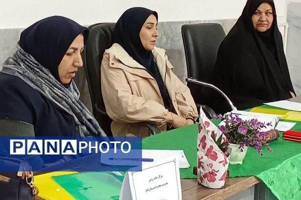 برگزاری جلسه قطبی مدیران در دبیرستان پورغلامی بهارستان‌۲