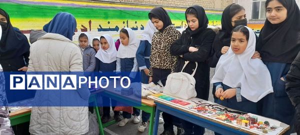 بازارچه دانش‌آموزی به‌مناسبت دهه فجر در مدرسه ربابه هاشمیان یزدی