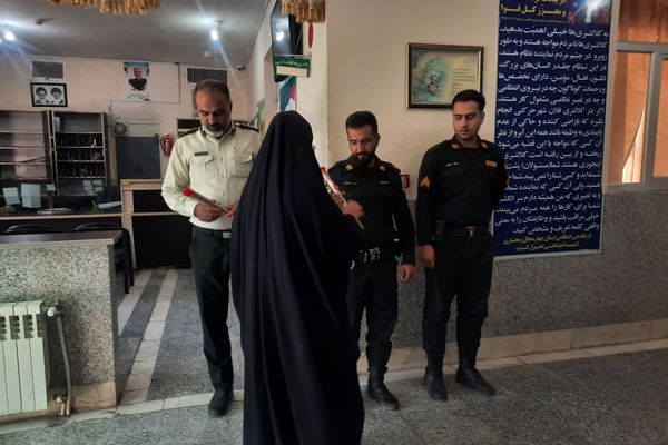 تجلیل دانش‌آموزان مدرسه سمیه از جانفشانی نیروهای انتظامی ناغان