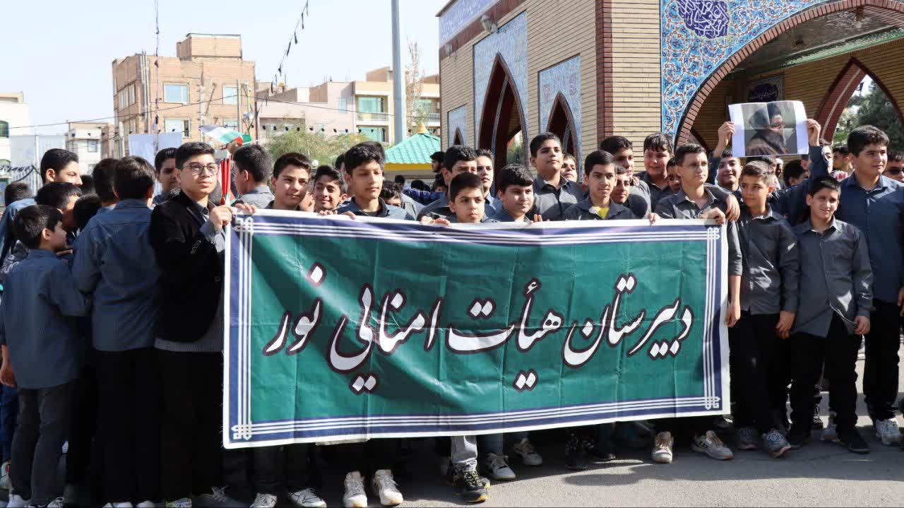  ادای احترام دانش‌آموزان و فرهنگیان شهرستان پاکدشت به مقام شامخ شهیدان مقاومت و شهید سید حسن نصرالله 