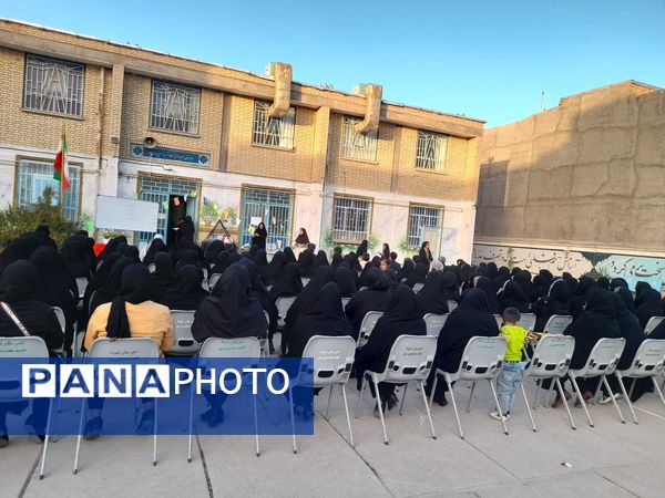 جلسه انجمن اولیا و مربیان در دبیرستان شهید محمدی‌پور