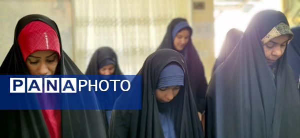 اقامه نماز جماعت مادر و دختری در مدارس انزلی