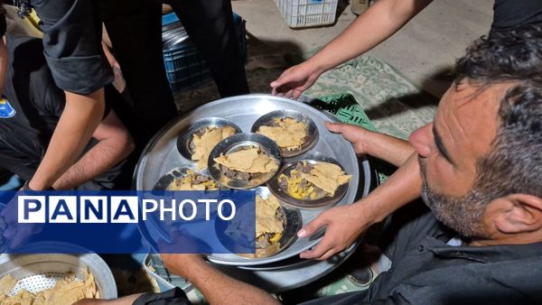 آماده‌سازی هلیم عاشورا در روستای اسحاق آباد نیشابور 