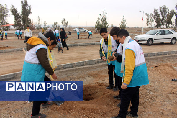 جلوه‌هایی از آیین درختکاری در اردوگاه شهدای 15 خرداد قم