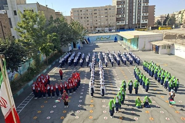 اجرای سرود «ای ایران»؛ نماد همبستگی و عشق به میهن در مدارس است