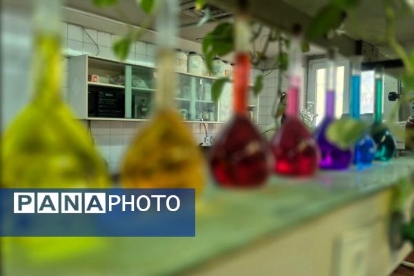 بازدید دانش‌آموزان فرزانگان۱ از مجتمع تحقیقاتی عصر انقلاب