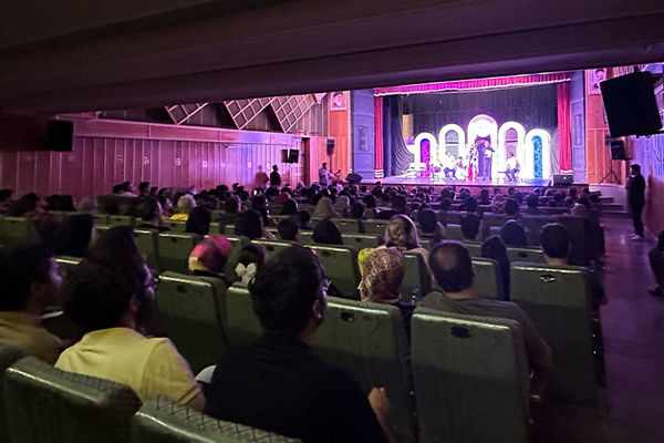 «نوار نیوخ»؛ تلاشی ستودنی برای بازگشت کمدی به صحنه تبریز