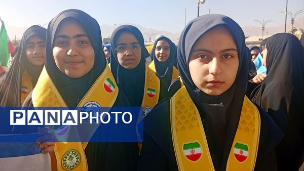 حضور پررنگ پیشتازان، جلوه‌ای از نشاط و بصیرت دانش‌آموزی در سیزده آبان