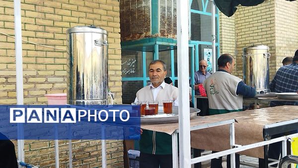 گذری بر فعالیت چایخانه مسجد جامع در روز جمعه 