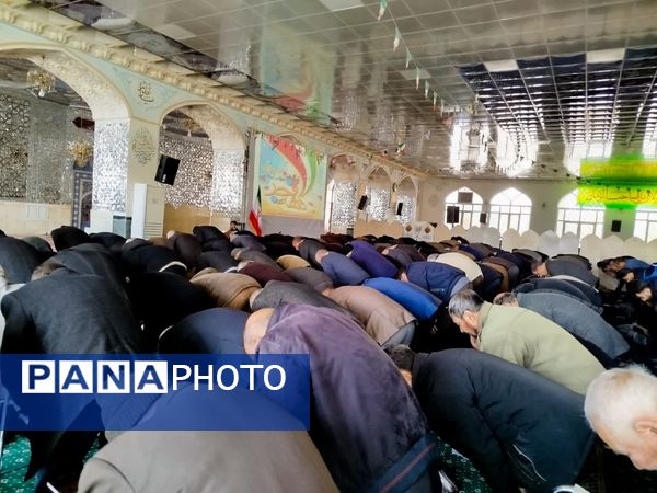 اقامه نماز جماعت بعد از  راهپیمایی در کاشمر 