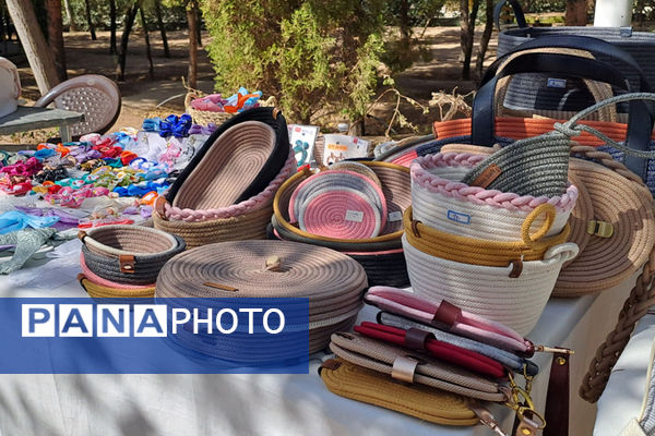 نمایشگاه محصولات دستی بانوان در بوستان نرگس قم