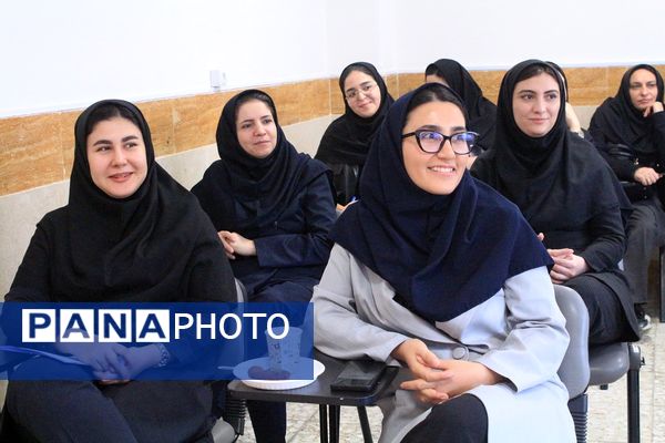  کارگاه دانش‌افزایی زبان انگیلیسی در دبیرستان‌ولایت بهارستان‌دو