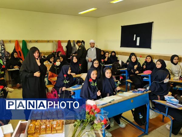 ویژه برنامه هفته نیروی انتظامی در دبیرستان شهید تیمسار فلاحی ناحیه یک کرج 