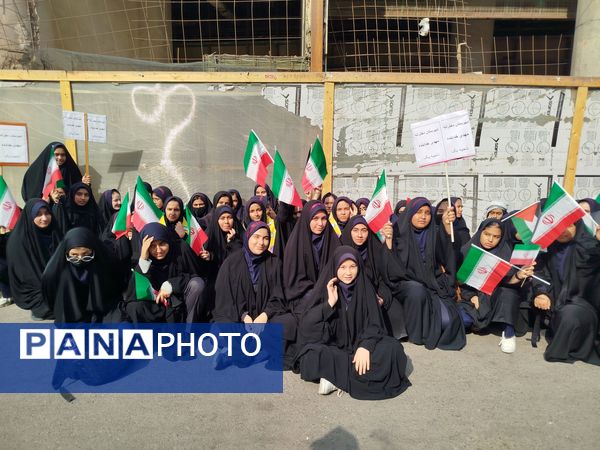 حضور پرشور دانش‌آموزان دبیرستان مهدی خدابنده در راهپیمایی ۱۳ آبان