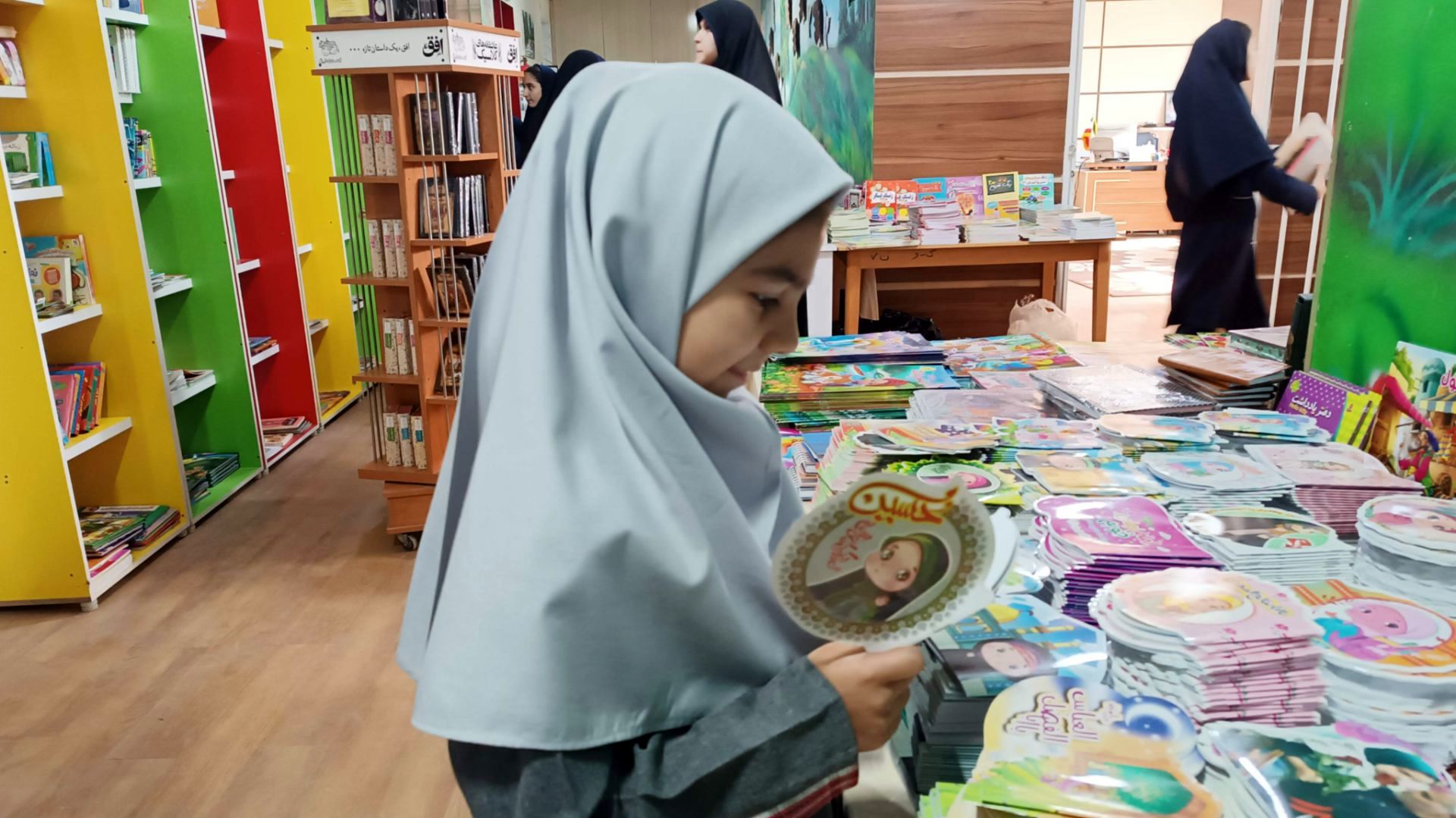 نمایشگاه کتاب در کانون فرهنگی تربیتی ولی عصر(عج) 