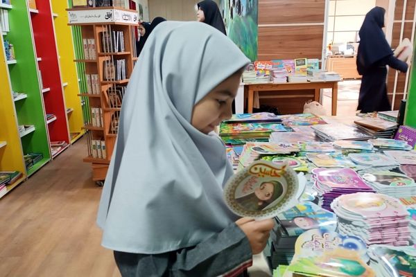 نمایشگاه کتاب در کانون فرهنگی تربیتی ولی عصر(عج) 