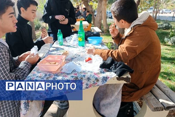 برگزای اردوی تفریحی دبیرستان رجایی یک به‌مناسبت هفته بسیج 